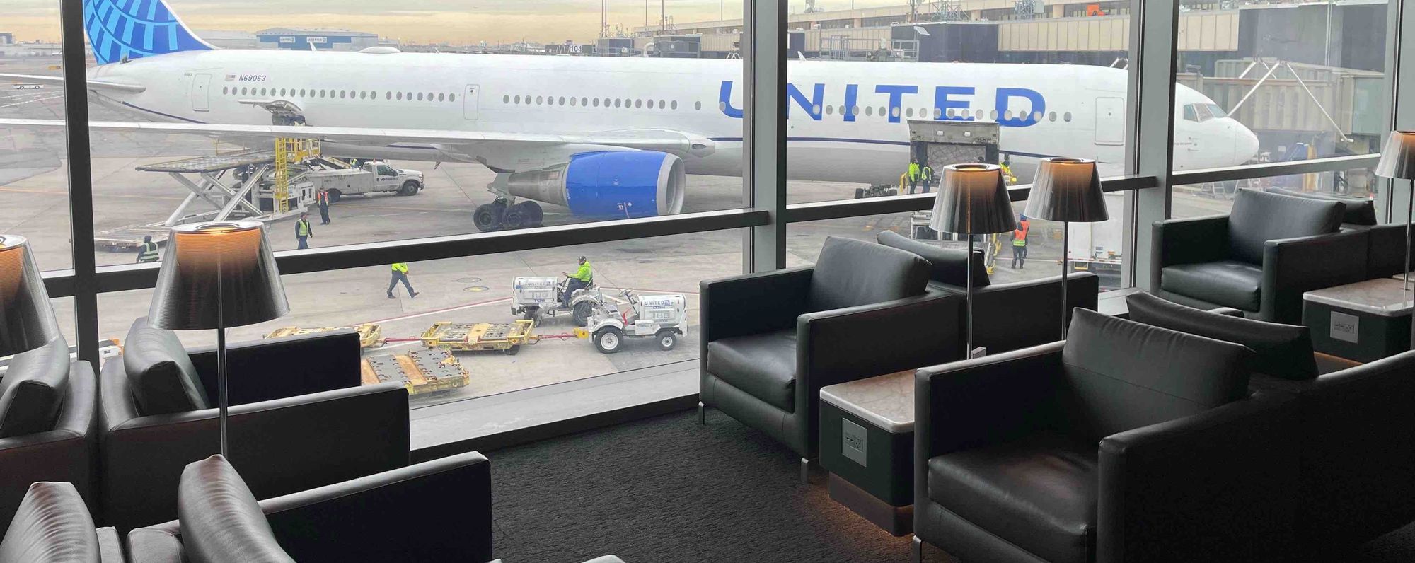 Review: United Polaris Lounge Newark (EWR)