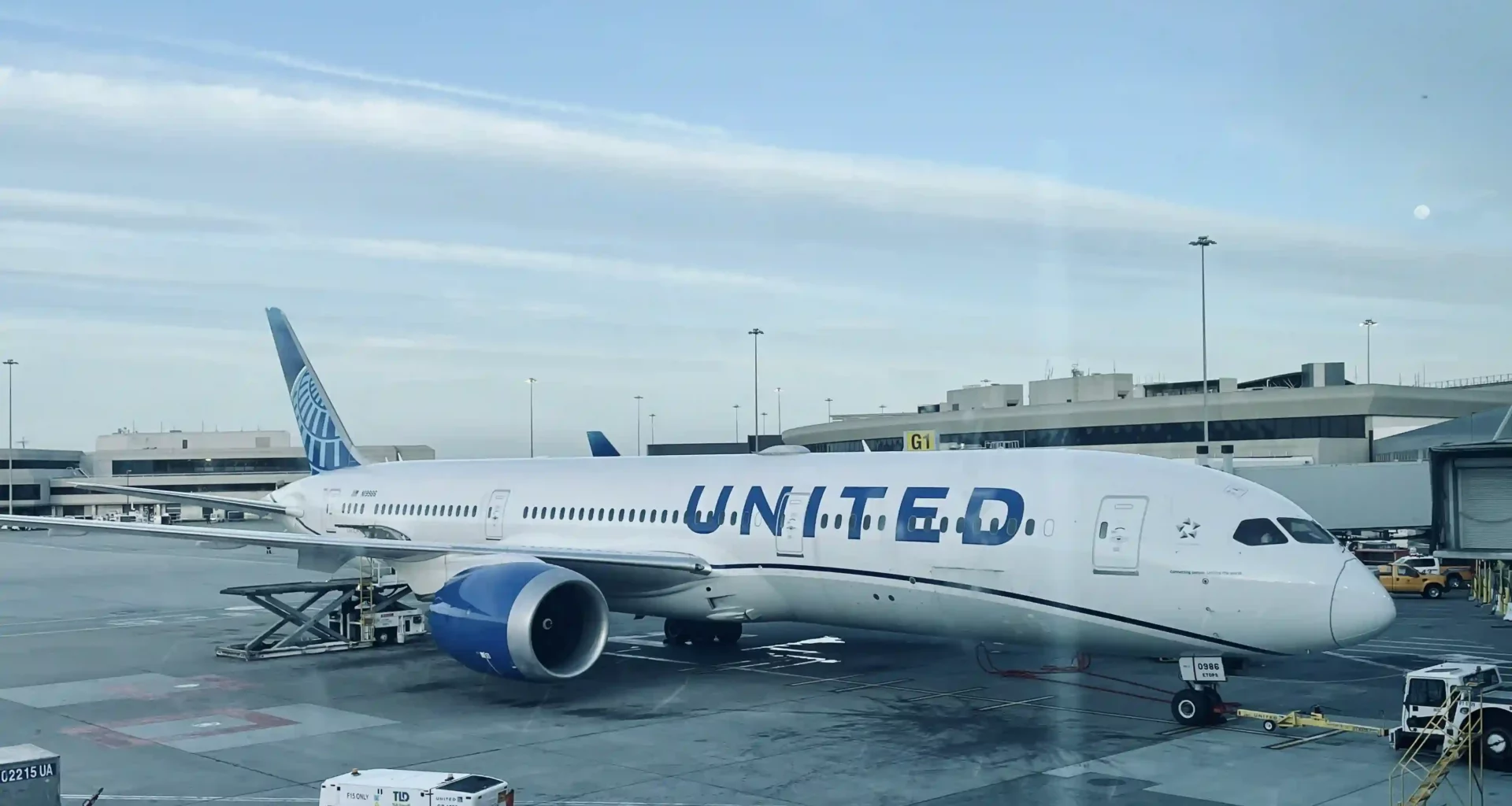 United 787-9 at SFO