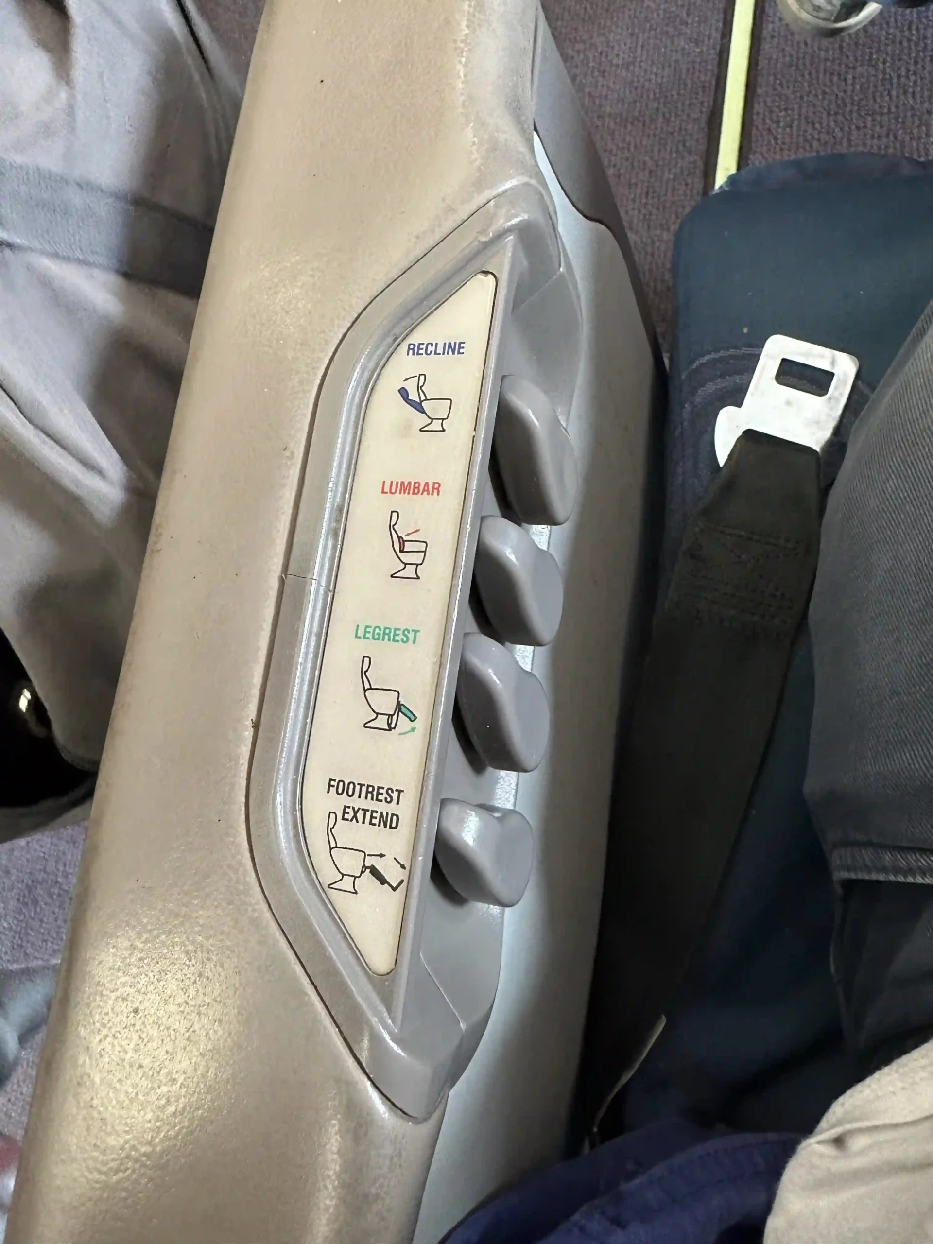 a seat belt with buttons and buttons on it